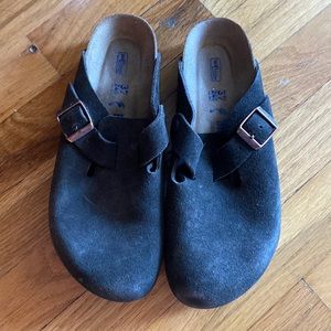 Birkenstock Boston clogs. Soft bed.